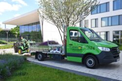 Professionelle Rasenpflege in Göttingen: Ein Mitarbeiter von Bandelow & Uhlendorff fährt einen Aufsitzmäher für den Einsatz vom Firmen-LKW.