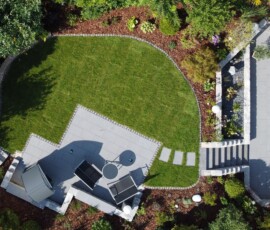 Neugestaltung von Gärten Göttingen: Modern angelegte Terrasse mit Einfassungsmauer, perfekt gepflegtem Rollrasen und Rindenmulch-Beeten von Bandelow & Uhlendorff.