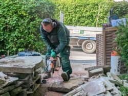 Präzise Steinarbeiten in Göttingen: Fachgerechtes Schneiden von Natursteinplatten für die Gartengestaltung durch Bandelow & Uhlendorff.